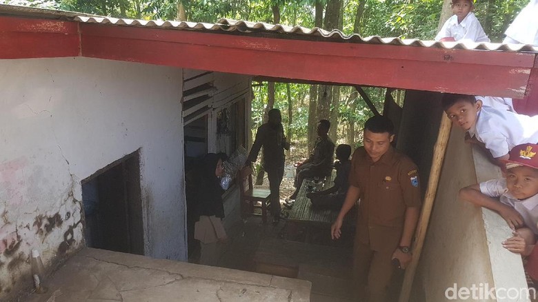 Tinggal di WC SD, Guru Honorer di Pandeglang Bergaji Rp 350 Ribu/Bulan Tinggal di WC SD, Guru Honorer di Pandeglang Bergaji Rp 350 Ribu/Bulan