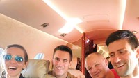 Bersama rekan-rekannya, Djokovic seperti tengah merayakan sesuatu. Mereka tos dengan minuman suplemen. Serunya! Foto: instagram @djokernole