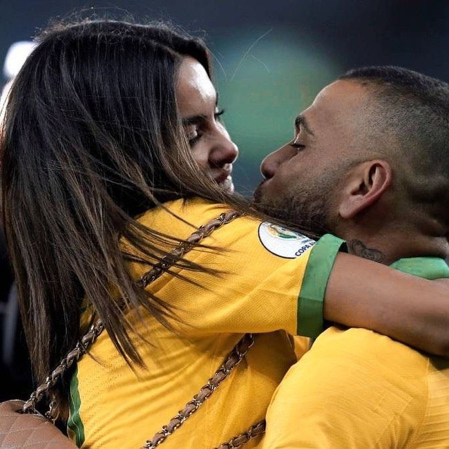 Sampai saat ini Dani Alves dan Joana Sanz belum dikaruniai momongan. Meski demikian Joana menikmati hari-harinya dengan menjadi ibu dari dua anak Dani dari mantan istri sang pesepakbola. Foto: Dok. Instagram Joana Sanz