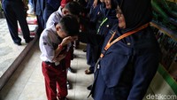 Anak-anak salim kepada para guru.