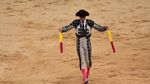 Aksi Matador Bertarung Melawan Banteng di Festival San Fermin