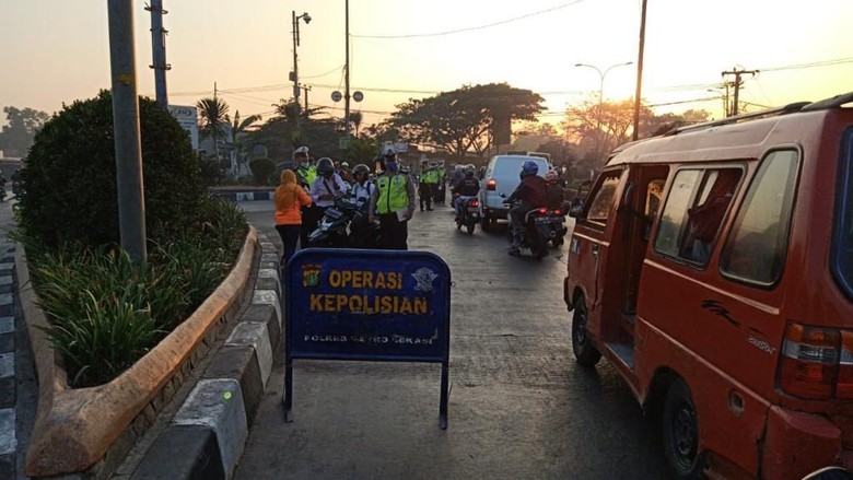 Lawan Arus di Terminal Kalijaya Bekasi, Puluhan Bikers Ditilang Lawan Arus di Terminal Kalijaya Bekasi, Puluhan Bikers Ditilang