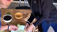 Bersama sang istri, Jelena, pria murah senyum ini kerap mengolah aneka makanan. Kali ini pasangan romantis ini tengah sibuk membuat sirup dari bunga elderberry. Foto: instagram @djokernole
