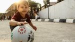 Anak-anak Pencari Suaka Bermain Bola di Tengah Pengungsian