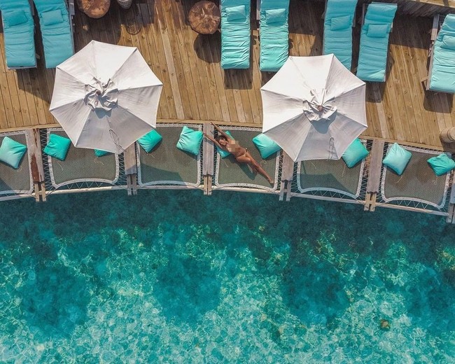 Perlengkapan hotel seperti toiletries pun terbuat dari bahan ramah lingkungan. Sementara sisa-sisa makanan hotel dijadikan pupuk kompos untuk menyuburkan tanah di taman organik pulau tersebut. Foto: Instagram/@joejonas, @sophiet, @discoversoneva