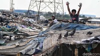 Kebanyakan pemulung tersebut merupakan pendatang dari luar Jakarta. 