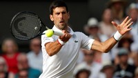 Dalam laga final yang dilangsungkan sejak Minggu hingga Senin dinihari WIB, Djokovic dan Federer menjalani salah satu final Grand Slam paling menegangkan. Pool via Reuters.