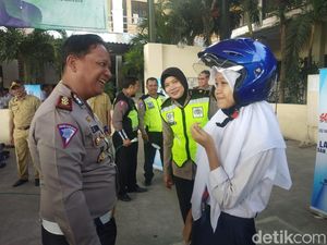 Polisi Surabaya Sosialisasi Keselamatan Berkendara di Hari Pertama Sekolah
