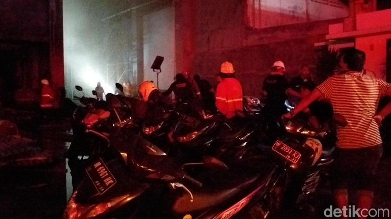 Sebuah Mobil dan 20 Motor Dievakuasi dari Dalam Gudang yang Terbakar Sebuah Mobil dan 20 Motor Dievakuasi dari Dalam Gudang yang Terbakar