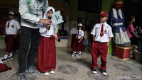 Ragam aktivitas digelar para guru untuk mengenalkan lingkungan sekolah.