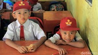 Mereka datang sejak pagi demi mendapat kursi di bagian depan.