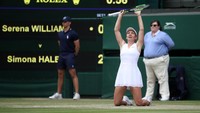 Halep pun langsung duduk dan seakan tak percaya dia bisa menang dengan mudah atas Serena, pemilik 23 gelar Grand Slam. Hannah Mckay/Reuters.