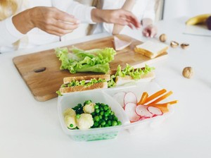 Piknik ke Pantai? Perhatikan Tips Bawa Bekal Makanan Ini