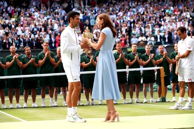 Setelah kemarin datang bersama Meghan Markle, Kate Middleton muncul lagi di Wimbledon 2019 untuk menyaksikan final tunggal putra antara petenis Roger Federer dan Novak Djokovic, Minggu (14/7/2019). Kate yang merupakan Royal Patron All England Lawn Tennis Club tak sendirian karena ditemani suaminya, Pangeran William. Foto: Getty Images