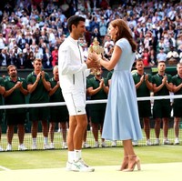 Setelah kemarin datang bersama Meghan Markle, Kate Middleton muncul lagi di Wimbledon 2019 untuk menyaksikan final tunggal putra antara petenis Roger Federer dan Novak Djokovic, Minggu (14/7/2019). Kate yang merupakan Royal Patron All England Lawn Tennis Club tak sendirian karena ditemani suaminya, Pangeran William. Foto: Getty Images