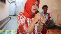 Evi Apita Maya dalam sebuah acara di NTB. Suara Evi juga mengalahkan istri mantan Gubernur NTB Tuan Guru Bajang, yaitu Robiatul Adawiyah.