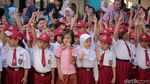 Semangat Siswa SD Berseragam Merah Putih