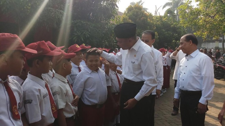 Kunjungi SD di Tangerang, Mendikbud Minta Sekolah Awasi Jajanan Murid Kunjungi SD di Tangerang, Mendikbud Minta Sekolah Awasi Jajanan Murid