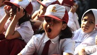 Mungkin masih mengantuk kali ya siswi ini?. Beberapa kali dia terlihat menguap.