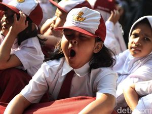 Lucu! Beragam Ekspresi Siswa SD di Hari Pertama Sekolah