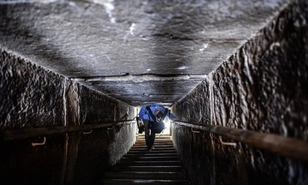 Wisatawan yang baru keluar dari dalam Piramida Bent. Suasana di dalamnya masih gelap dan belum diberi penerangan (Mohamed Abd El Ghany/Reuters)Â Wisatawan yang baru keluar dari dalam Piramida Bent. Suasana di dalamnya masih gelap dan belum diberi penerangan (Mohamed Abd El Ghany/Reuters)Â