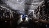 Wisatawan yang baru keluar dari dalam Piramida Bent. Suasana di dalamnya masih gelap dan belum diberi penerangan (Mohamed Abd El Ghany/Reuters) 