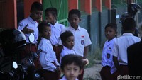 Anak-anak tampak antusias hari pertama tahun ajaran baru.