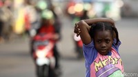 Seorang anak tampak bermain di sekitar lokasi penampungan di eks gedung Kodim, Kalideres.