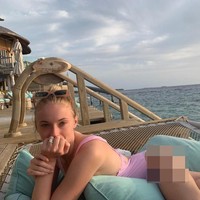 Joe Jonas mengunggah foto sang istri sedang bersantai mengenakan baju renang warna pink. Pemandangan laut dan resort menjadi latar belakang foto tersebut. Foto: Instagram/@joejonas, @sophiet, @discoversoneva