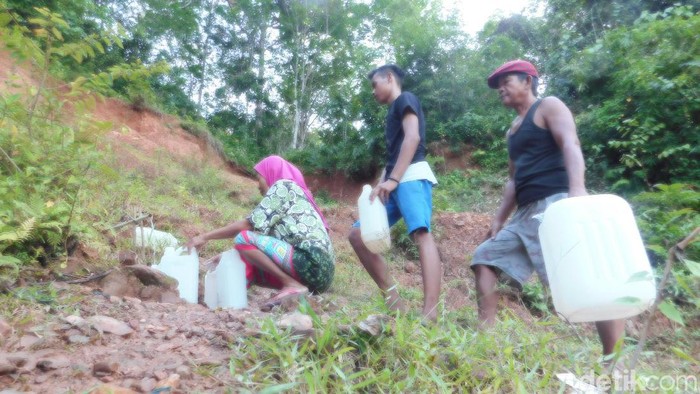Kesulitan Air Bersih, Warga Jambi Ambil Air di Perbukitan