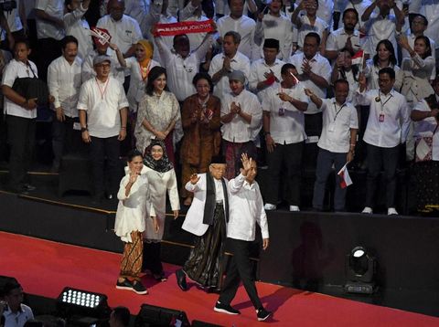 Intip Gaya Seru Iriana Jokowi, Pakai Kain Batik Berpadu Sneakers