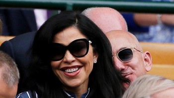 Lauren Sanchez tak henti menebar senyum, juga berkacamata hitam. Foto: Reuters