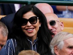 Melihat Manusia Terkaya Dunia Lengket dengan Kekasihnya