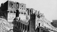 Gempa mulai dirasakan warga di Aleppo, Suriah sejak 10 Oktober 1138. Saat puncak gempat terjadi sehari setelahnya, guncangan gempa merusak bangunan yang berdiri di kota tersebut. Korban tewas akibat bencana itu diketahui mencapai 230 ribu orang. Meski belum diketahui pasti seberapa besar kekuatan gempa tersebut, gempa yang mengguncang kota Aleppo itu disebut sebagai salah satu bencana terburuk yang pernah terjadi di dunia. Istimewa/Dok. alaraby.co.uk.