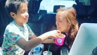 Duh, disuapin es krim sama sang adik Aziel Sean Farrel. Gemasnya! Foto: Instagram salmafinasunan