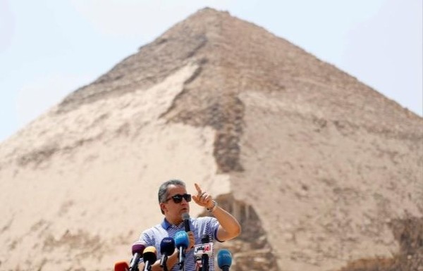 Pembukaannya untuk umum baru dilangsungkan akhir pekan lalu oleh Menteri Kebudayaan Mesir, Khaled El Anany. Keunikan pun dapat dilihat pada piramidanya yang tak seluruhnya lurus atau curam (Mohamed Abd El Ghany/Reuters) Pembukaannya untuk umum baru dilangsungkan akhir pekan lalu oleh Menteri Kebudayaan Mesir, Khaled El Anany. Keunikan pun dapat dilihat pada piramidanya yang tak seluruhnya lurus atau curam (Mohamed Abd El Ghany/Reuters)