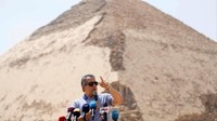 Pembukaannya untuk umum baru dilangsungkan akhir pekan lalu oleh Menteri Kebudayaan Mesir, Khaled El Anany. Keunikan pun dapat dilihat pada piramidanya yang tak seluruhnya lurus atau curam (Mohamed Abd El Ghany/Reuters)
