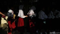 Antrean siswa yang akan salim kepada guru.