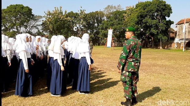 Hari Pertama Sekolah, Anggota TNI 'Gembleng' Siswa SMK di Tasikmalaya