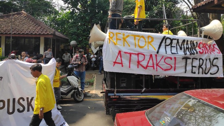 Diprotes Mahasiswa, Begini Hari Pertama Uji Coba Parkir Berbayar UI Diprotes Mahasiswa, Begini Hari Pertama Uji Coba Parkir Berbayar UI
