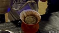 Nikmatnya Menyeruput Secangkir Kopi di Tepi Hutan Pinus 
