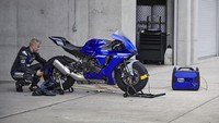 Pembaruan lainnya, terdapat Brake Control dan Engine Brake Management, sebagai bagian dari 7 alat bantu pengendali kontrol elektronik yang dapat disesuaikan secara independen. Ubahan juga menyentuh pada sektor kaki-kaki, di mana YZF-R1 versi 2020 sekarang sudah memakai ban Bridgestone RS11 Battlax Racing Street, dengan desain tapak yang baru.