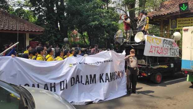Mahasiswa menuntut rekotorat membatalkan parkir berbayar UI.