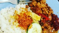 Kalau mau yang sederhana juga bisa. Lauknya empal, sambal dan kering tempe. Tetap sedap. Foto : Instagram @theofilus1612