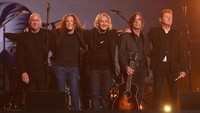 The Eagles menempati posisi delapan. Band asal California, Amerika Serikat, tersebut mendapatkan bayaran sebesar US$ 100 Juta. Istimewa/ Larry Busacca/Getty Images for NARAS