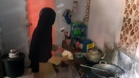 Untuk kebutuhan sehari-hari, Nining menjual makanan kecil untuk murid-murid. Suaminya sendiri bekerja serabutan. Nining mengaku sempat putus asa menjadi honorer sejak 2004 di sekolah ini. Dia hanya mendapat upah Rp 350 ribu yang dibayarkan pertiga bulan.