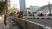 Alat berat membongkar trotoar yang akan direvitalisasi.