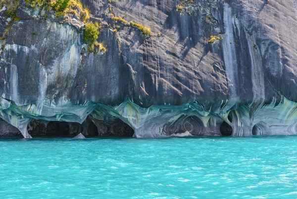 Berada di tengah perbatasan Chili dan Argentina, ada sebuah gua yang menjadi perhatian. Gua cantik ini bernama Cuevas de Marmol. Berada di tengah perbatasan Chili dan Argentina, ada sebuah gua yang menjadi perhatian. Gua cantik ini bernama Cuevas de Marmol.