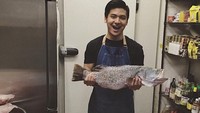 Throwback jaman gaji cuma cukup buat naik Lion Air, tulis Rius berseloroh. Ikan apa ya yang sedang dipegang pria ini? Foto: Instagram rius.vernandes