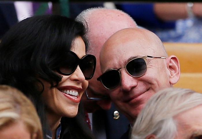 Lauren Sanchez dan Jeff Bezos bermesraan. Foto: Reuters Lauren Sanchez dan Jeff Bezos bermesraan. Foto: Reuters